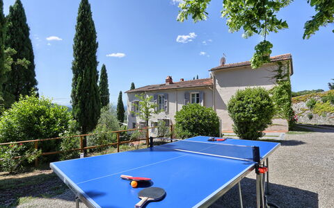Villa Maona: Nuage, Ciel, Plante, Bâtiment, Propriété, Équipement Sportif, Fenêtre, Arbre, Sports Net, Maison