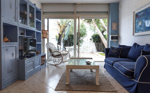 La Terrazza Di Santa Marinella: Meubles, Canapé, Confort, Bois, Canapé-Lit, Architecture, Design Intérieur, Cadre, Salon, Sol