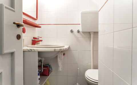 La Terrazza Di Santa Marinella: Propriété, Évier, Robinet, Luminaire Plomberie, Lavabo, Salle De Bains, Design Intérieur, Miroir, Sol, Sol