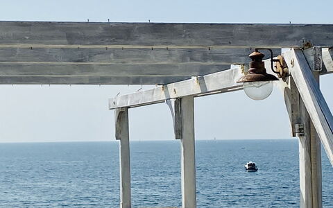 La Terrazza Di Santa Marinella: Ciel, L'Eau, Bois, Ombre, Horizon, Calme, Océan, Lac, Art, Métal
