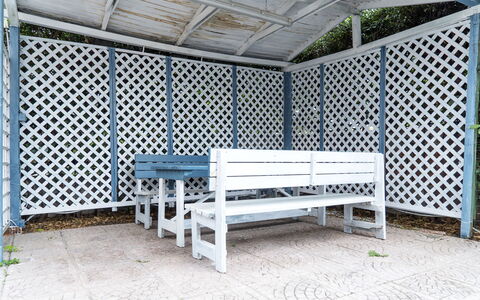 La Terrazza Di Santa Marinella: Bâtiment, Meubles, Propriété, Table, Bois, Plante, Ombre, Textile, Rectangle, Canapé