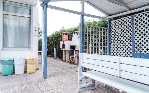 La Terrazza Di Santa Marinella: Propriété, Bleu Azur, Bleu, Plante, Ombre, Bâtiment, Bois, Fenêtre, Immobilier, Baril