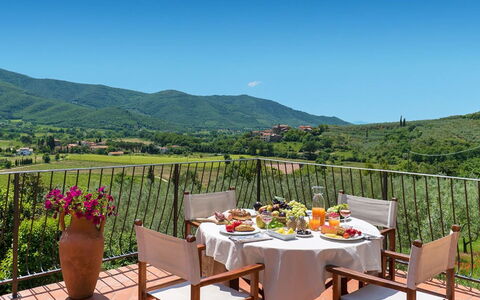 Villa Taragnano: Ciel, Table, Plante, Meubles, Propriété, Montagne, Vaisselle, Fleur, Chaise, La Nature