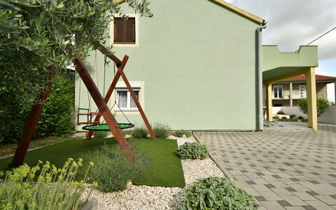 Laura: Plante, Nuage, Ciel, Bâtiment, Lot Terre, Surface De La Route, Arbre, Herbe, Zone Résidentielle, Quartier