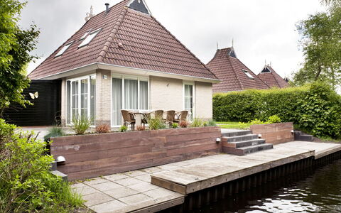Bungalowpark It Wiid: Plante, Meubles, Ciel, Propriété, Table, Bâtiment, Nuage, Fenêtre, Chaise, Mobilier De Jardin