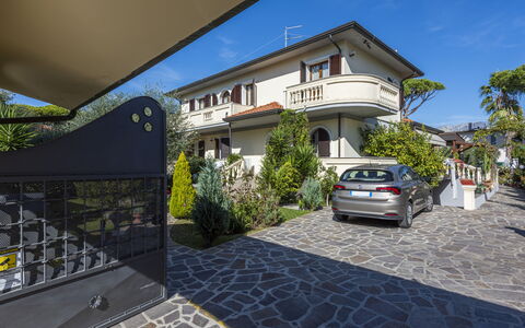 Residenza Garosi: Plante, Bâtiment, Ciel, Propriété, Fenêtre, Véhicule, Voiture, Surface De La Route, Roue