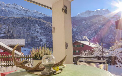 Lauterbrunnen 101: Propriété, Ciel, Table, Fenêtre, Plante, Montagne, Bleu Azur, Botanique, Éclairage, Design Intérieur