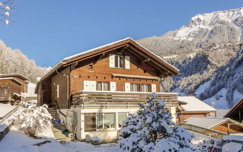 Lauterbrunnen 101: Plante, Ciel, Nuage, Fenêtre, Bâtiment, Montagne, Montagnes, Maison, Arbre, Lot Terre