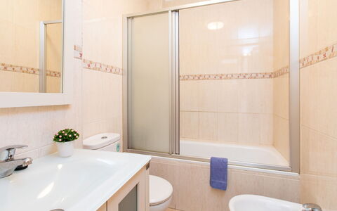 Penthouse Marian: Évier, Robinet, Luminaire Plomberie, Propriété, Miroir, Lavabo, Blanc, Salle De Bains, Design Intérieur