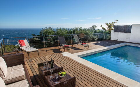 La Sardana: L'Eau, Ciel, Bâtiment, Mobilier De Jardin, Piscine, Bois, Design Intérieur, Ombre, Table, Station Balnéaire