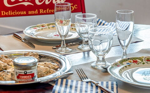 Hoche: Vaisselle, Aliments, Vaisselle, Drinkware, Verres À Pied, Assiette, Verre De Vin, Serveware, Table, Ingrédient