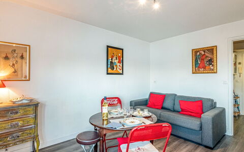 Hoche: Cadre, Meubles, Propriété, Table, Canapé, Bois, Orange, Éclairage, Design Intérieur, Sol