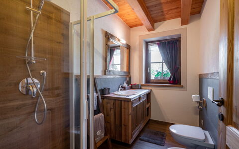Les Combes: Miroir, Robinet, Luminaire Plomberie, Évier, Armoire De Toilette, Bâtiment, Lavabo, Cabinetry, Bois, Salle De Bains