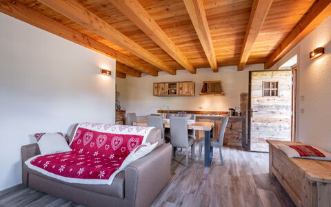 Les Combes: Meubles, Canapé, Table, Bâtiment, Confort, Bois, Design Intérieur, Sol, Salon, Sol