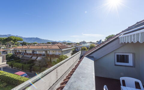 Casa Serchio: Ciel, Plante, Jour, Bâtiment, Fenêtre, Arbre, Maison, Design Urbain, Immobilier, Paysage