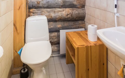 Rukanpesä 2A: Siège De Toilette, Bois, Sol, Toilette, Sol, Luminaire Plomberie, Salle De Bains, Design Intérieur, Lavabo, Plomberie