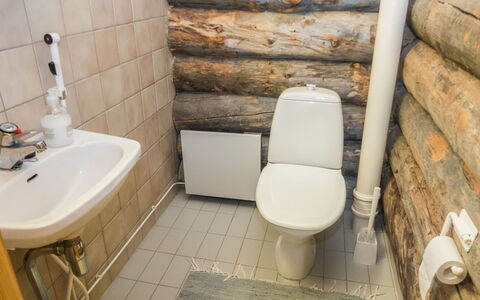 Rukanpesä 2B: Siège De Toilette, Toilette, Luminaire Plomberie, Sol, Salle De Bains, Sol, Design Intérieur, Plomberie, Pièce, Évier