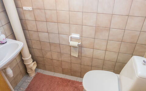 Rukanpesä 2B: Siège De Toilette, Toilette, Salle De Bains, Sol, Luminaire Plomberie, Sol, Plomberie, Tuile, Pièce
