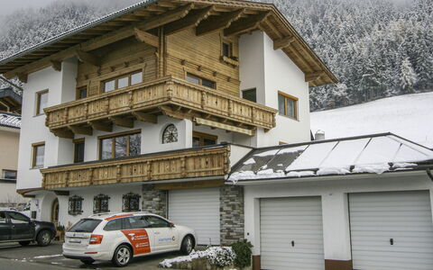 Haus Wurm: Roue, Voiture, Bâtiment, Fenêtre, Propriété, Véhicule, Plante, Véhicule À Moteur