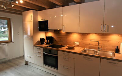 Johann 806.2: Cabinetry, Comptoir, Evier, Évier, Robinet, Cuisinière, Cuisine, Bois, Fenêtre, Électroménager