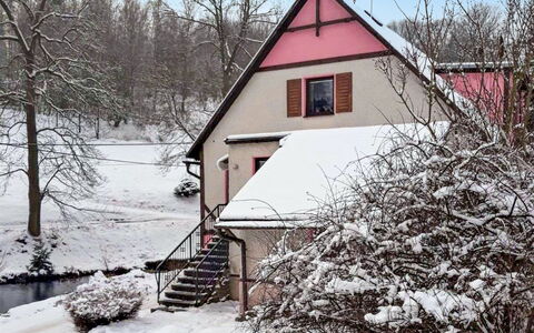Chlivce 10: Ciel, Bâtiment, Plante, Neige, Propriété, Fenêtre, Maison, Arbre, Brindille, Pente