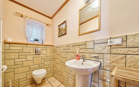 Chlivce 10: Miroir, Luminaire Plomberie, Robinet, Propriété, Évier, Lavabo, Salle De Bains, Bâtiment, Violet, Design Intérieur