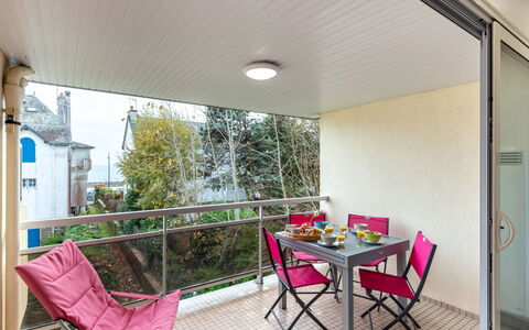 Ker Eol: Table, Meubles, Propriété, Chaise, Plante, Design Intérieur, Bâtiment, Sol, Sol, Bois