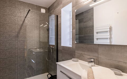 Villa Lanka: Miroir, Luminaire Plomberie, Robinet, Évier, Propriété, Lavabo, Salle De Bains, Bâtiment, Tete De Douche
