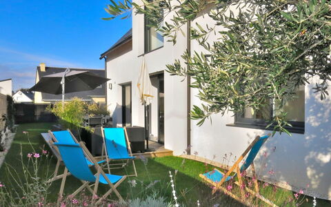 Villa Lanka: Plante, Jour, Propriété, Ciel, Communauté Des Plantes, Bâtiment, Bleu Azur, Botanique, Plan D'Eau, Lot Terre