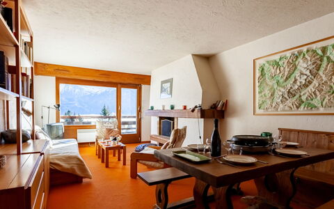 La Christaz: Table, Propriété, Bâtiment, Meubles, Cadre, Bureau, Bois, Bibliothèque, Design Intérieur, Sol