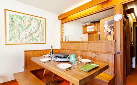 La Christaz: Table, Propriété, Meubles, Bois, Cadre, Design Intérieur, Sol, Jaune, Sol, Mur