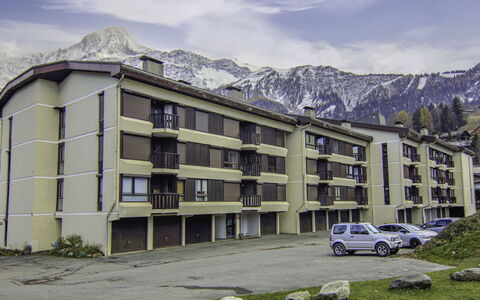 Le Prarion: Nuage, Ciel, Bâtiment, Jour, Propriété, Montagne, Fenêtre, Plante, Voiture, Véhicule