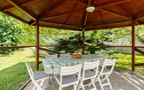 Küsz: Table, Plante, Meubles, Propriété, Chaise, Tableau De Plein Air, Ombre, Mobilier De Jardin, Arbre, Bâtiment