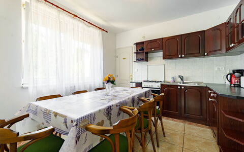 Edina: Table, Meubles, Propriété, Cabinetry, Comptoir, Chaise, Bois, Appareil De Cuisine, Design Intérieur, Cuisine