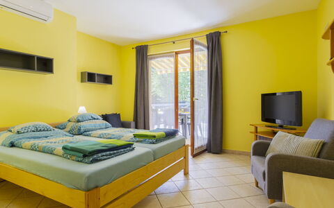 Jókai: Meubles, Design Intérieur, Pièce, Tache De Bois, Chaise, Dur, Hôtel, Lit, Oreiller, Rideau