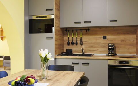 Jókai: Meubles, Cuisine, Comptoir, Appareil De Cuisine, Design Intérieur, Bois, Cabinetry, Sol, Principaux Appliance, Électroménager