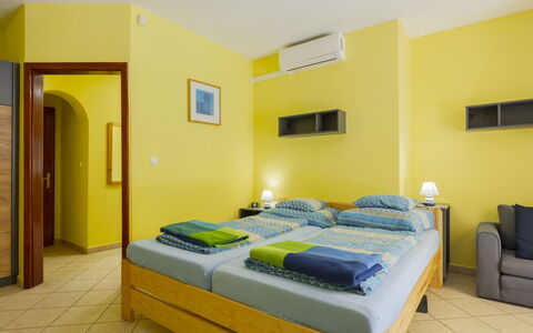 Jókai: Meubles, Design Intérieur, Chambre, Sol, Lit, Pièce, Drap De Lit, Literie, Plafond, Appartement