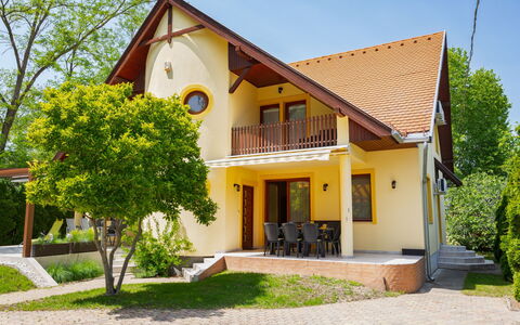 Jókai: Bâtiment, Maison, Bois, Domicile, Façade, Zone Résidentielle, Architecture, Toit, Chalet, Porte