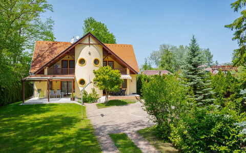 Jókai: Herbe, Bâtiment, Maison, Arbuste, Façade, Domicile, Zone Résidentielle, Lot Terre, Établissements Humains