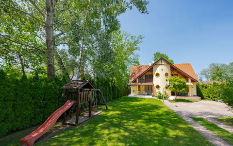Jókai: Maison, Arbuste, Domicile, Zone Résidentielle, Chalet, Établissements Humains, Pelouse, Jardin, Biens, Ferme