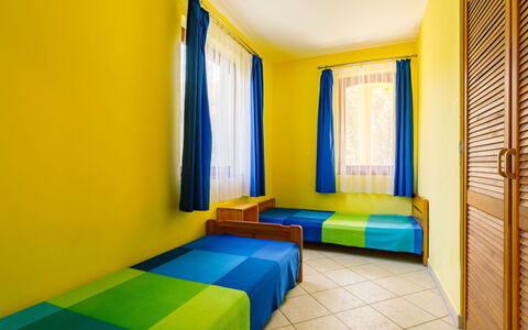 Jókai: Propriété, Fenêtre, Meubles, Bleu Azur, Bâtiment, Confort, Textile, Ombre, Jaune