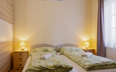 Tamas: Lit, Chambre, Literie, Drap De Lit, Design Intérieur, Linge, Cadre De Lit, Plafond, Pièce, Sol