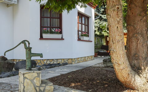 Tamas: Roche, Chalet, Jardin, Mur De Pierre, Cour, Aménagement Paysager, Pavé, Arrière-Cour, Passerelle