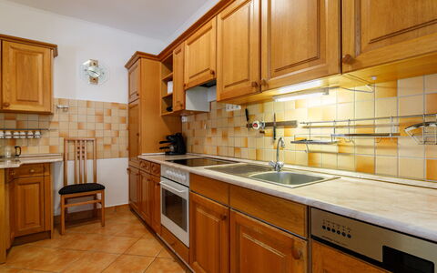 Tamas: Cabinetry, Comptoir, Propriété, Meubles, Evier, Évier, Cuisinière, Appareil De Cuisine, Cuisine, Bois