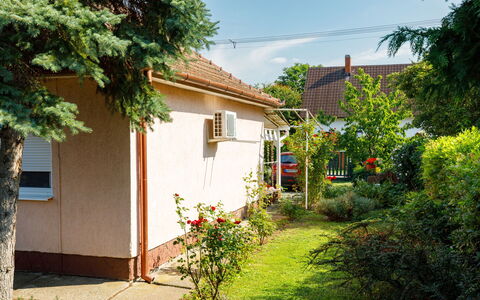 Nádor: Plante, Fleur, Bâtiment, Propriété, Nuage, Fenêtre, Ciel, Maison, Lot Terre, Arbre