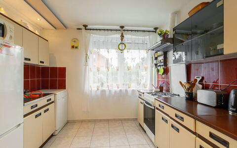 Nádor: Cabinetry, Evier, Propriété, Meubles, Comptoir, Bâtiment, Robinet, Évier, Cuisine, Cuisinière
