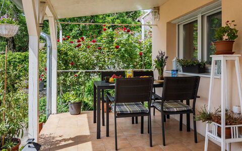 Nádor: Meubles, Chaise, Table, Bois, Mobilier De Jardin, Design Intérieur, Porche, Tableau De Plein Air, Sol, Sol
