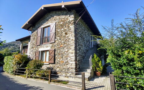 Gravedona 117: Plante, Ciel, Bâtiment, Fenêtre, Maison, Arbre, Chalet, Surface De La Route, Pente, Paysage