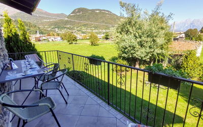 Cottage al Lago 117.1: Ciel, Plante, Meubles, Propriété, Table, Vert, Bleu Azur, Bâtiment, Ombre, Chaise
