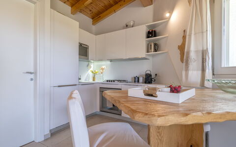 Shardana: Cabinetry, Propriété, Meubles, Comptoir, Fenêtre, Bois, Table, Cuisine, Sol, Design Intérieur